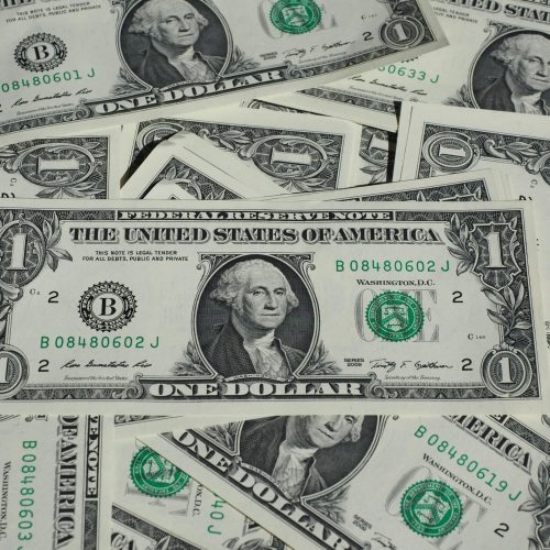 Oscilações do Dólar: Moeda Fecha Estável em R$ 6,09 Após Alta Histórica